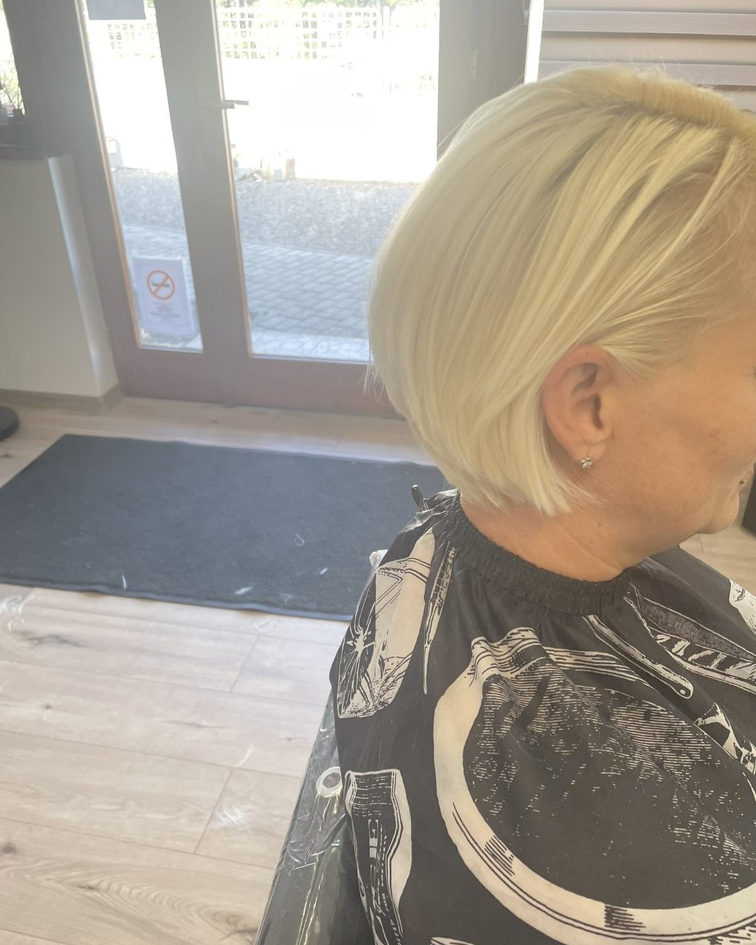 Platinaszőke rövid bob frizura, Airport Szalon Kecskemét